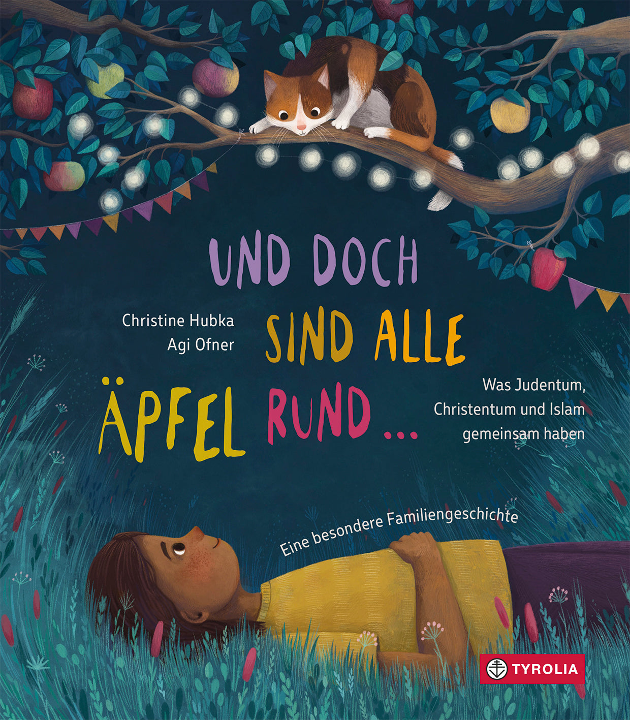 Cover vom Kinderbuch Und doch sind alle Äpfel rund von Christine Hubka und Agi Ofner. Auf dem Cover liegt ein Kind auf dem Rücken auf einer Wiese und schaut nach Oben in einen Baum. Im Baum ist eine Katze zu sehen. Die Katze sitzt auf einem Ast auf dem eine Lichterkette gewickelt ist. Im Baum hängen Äpfel.