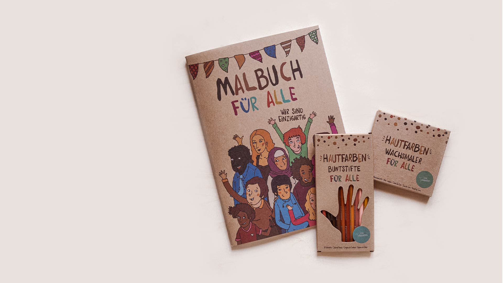 Hautfarben – Nachhaltige & sinnvolle Geschenke für Kinder. Produkte wie das „Malbuch für alle“ mit Hautfarben-Buntstiften und Wachsmalern fördern die kreative Vielfalt von Kindern und machen Diversität erlebbar.