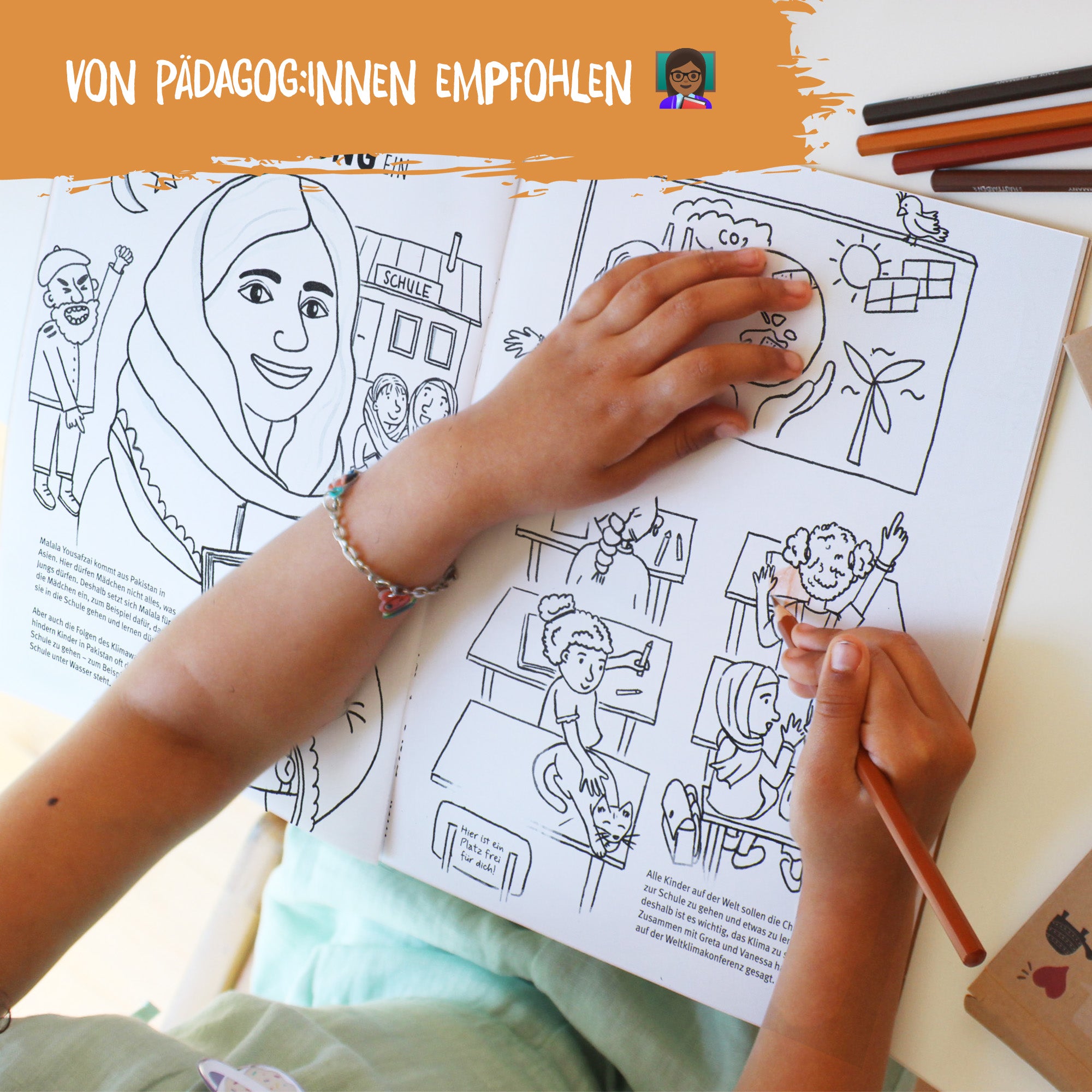Ein Kind mal das Klimaschutz-Malbuch aus. Die Illustration im Buch zeigt Kinder in der Schule, die etwas über Klimaschutz lernen.
