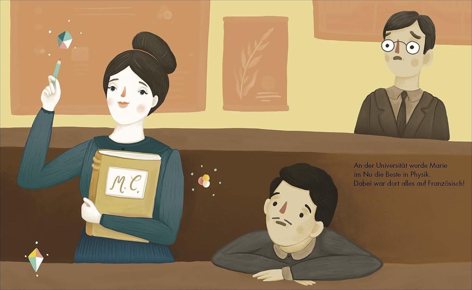 Marie Curie steht als junge Frau an einem Pult und hält eine Schiefertafel hoch. Neben ihr sitzen zwei Jungen an alten Holzbänken, im Hintergrund sind Unterrichtstafeln zu sehen.