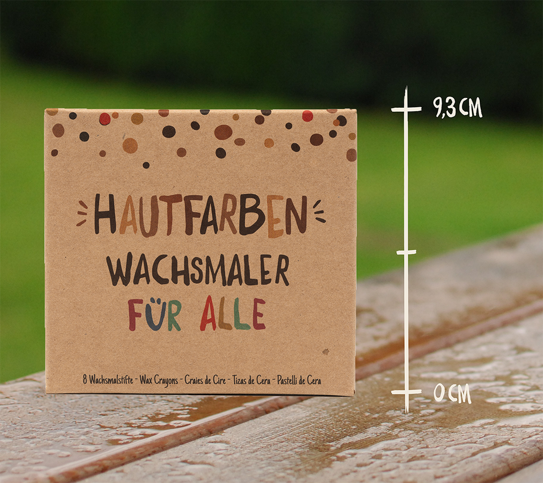 Darstellung einer Packung mit 8 dicken Hautfarben-Wachsmalstiften, 9,3 cm hoch, ideal für inklusives Malen, nachhaltig und umweltfreundlich.