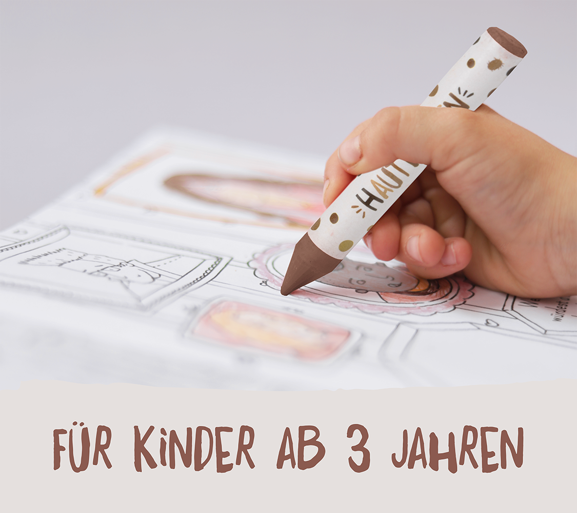 Kind malt in einem Malbuch für alle mit einem Hautfarben-Stift, ideal als Kindermalbuch für Kleinkinder ab 3 Jahren.