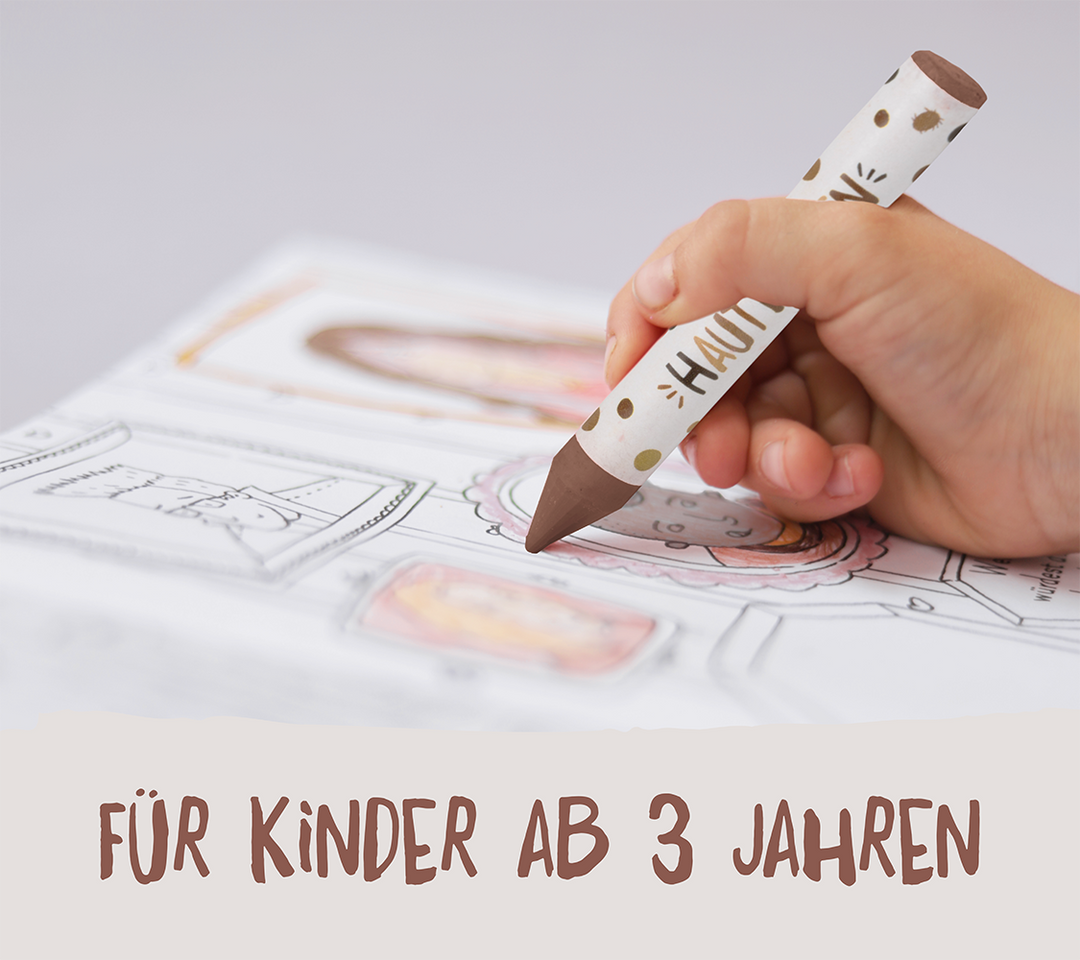 Kind malt in einem Malbuch für alle mit einem Hautfarben-Stift, ideal als Kindermalbuch für Kleinkinder ab 3 Jahren.