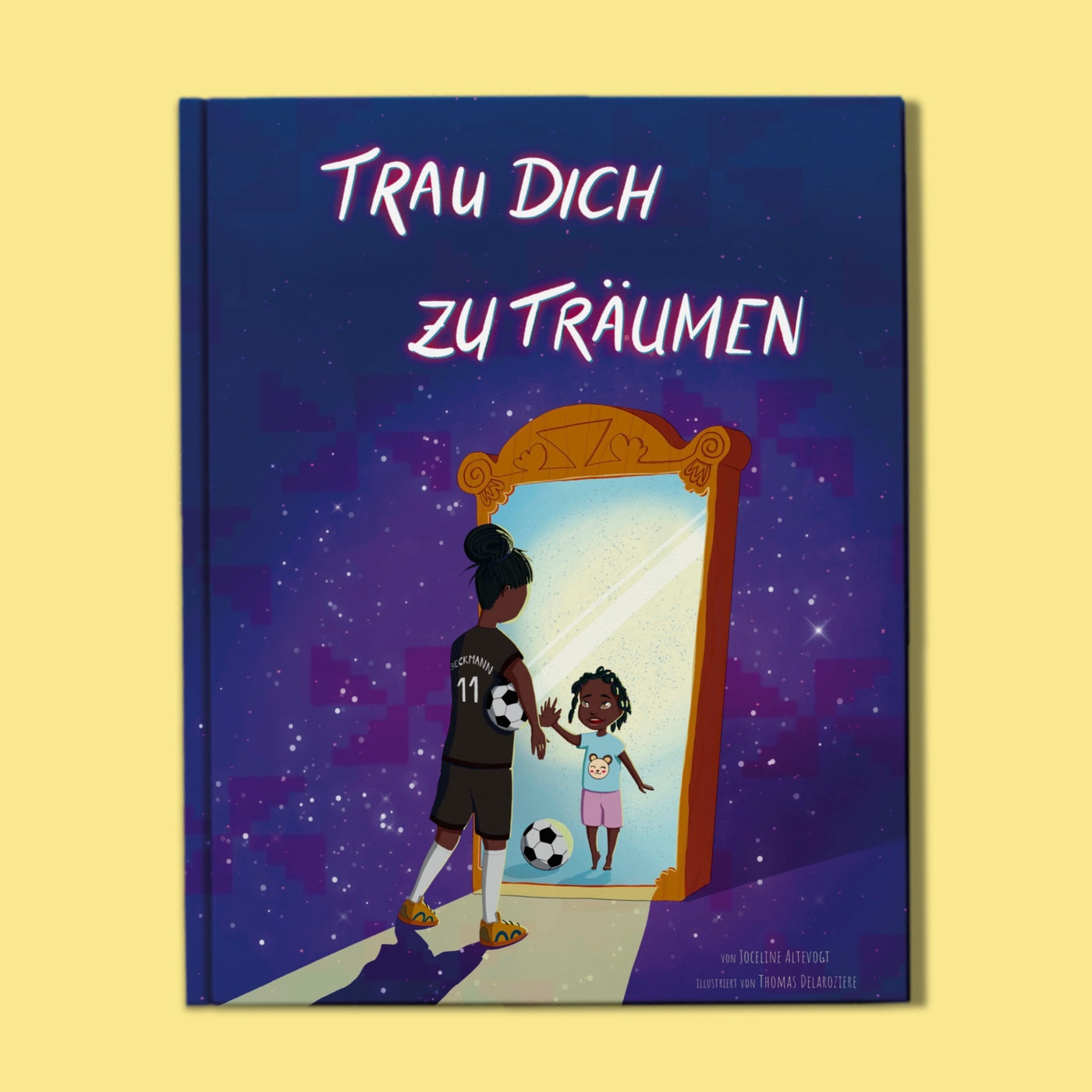 Das Cover vom Buch "Trau dich zu Träumen" zeigt auf dunkelblauem Hintergrund mit Sternen die Illustration von einem Spiegel. Im Spiegelbild zu sehen ist ein kleines Kind mit Fußball. Vor dem Spiegel steht eine erwachsene Frau in Fußballklamotten und Fußball unter dem Arm. 