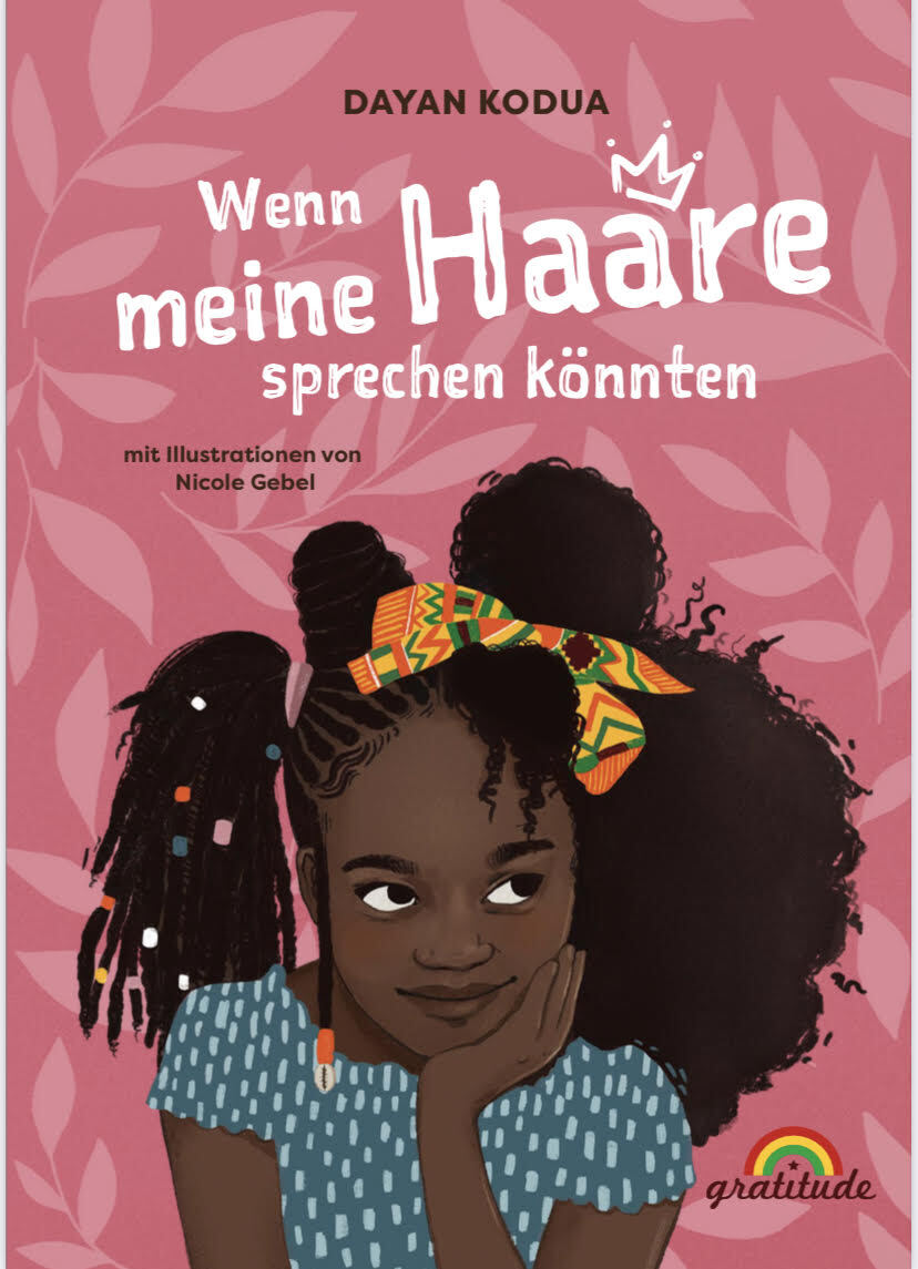 Cover vom Kinderbuch "Wenn meine Haare sprechen könnten" von Dayan Kodua. Der Hintergrund ist rosa mit Hellrosa Blättern. In der Mitte ist ein schwarzes Mädchen illustriert. Es trägt ein blaues Kleid und stützt das Kinn in die Hand. 