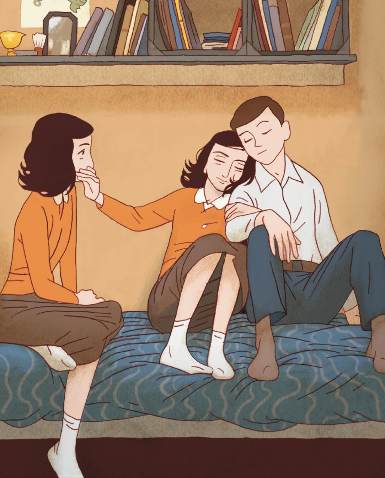 Auszug aus der Graphic Novel Das Tagebuch der Anne Frank. Zu sehen sind drei Personen die auf einem Bett sitzen. Zwei Personen sitzen eng beieinander. Die Person in der Mitte hält der Person rechts von ihr den Mund zu.