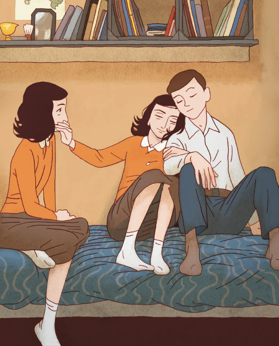 Auszug aus der Graphic Novel Das Tagebuch der Anne Frank. Zu sehen sind drei Personen die auf einem Bett sitzen. Zwei Personen sitzen eng beieinander. Die Person in der Mitte hält der Person rechts von ihr den Mund zu.