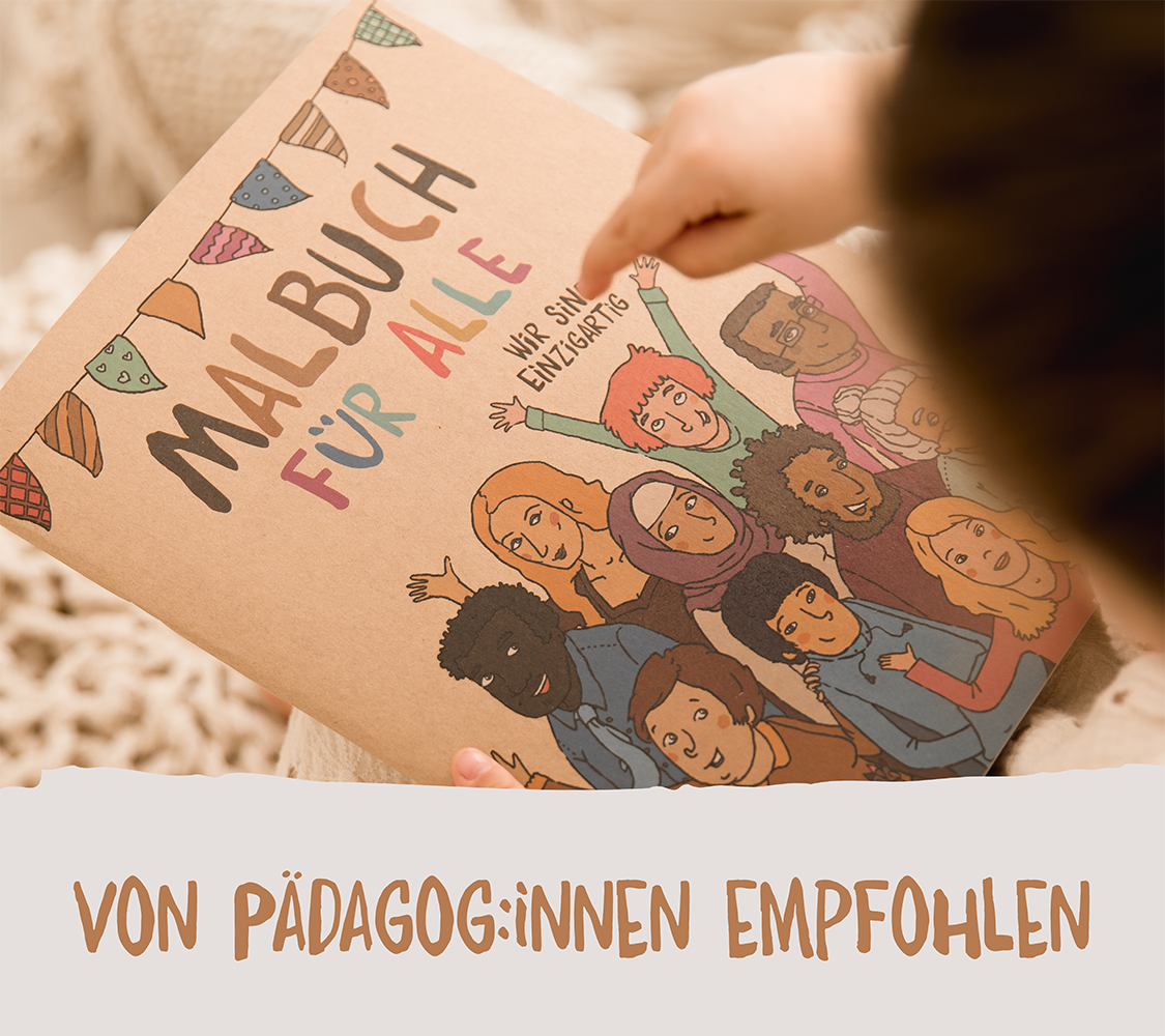 Kind hält das Malbuch für alle, empfohlen von Pädagoginnen, ideal als Malbuch für Kleinkinder zum Ausmalen und Lernen über Vielfalt.