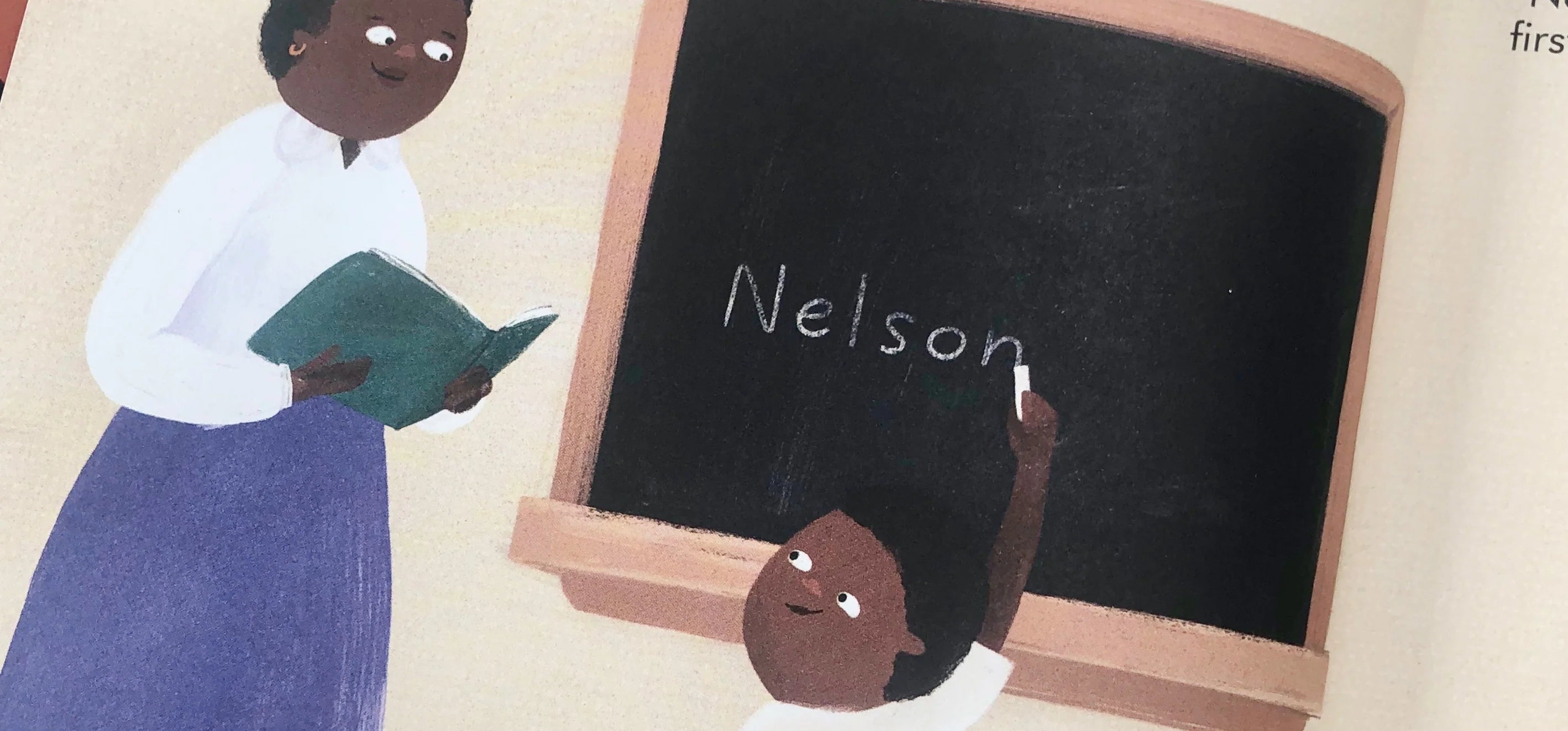 Illustration eines jungen Nelson Mandela, der mit Kreide seinen Namen an eine Tafel schreibt. Eine Lehrerin steht mit einem Buch daneben.