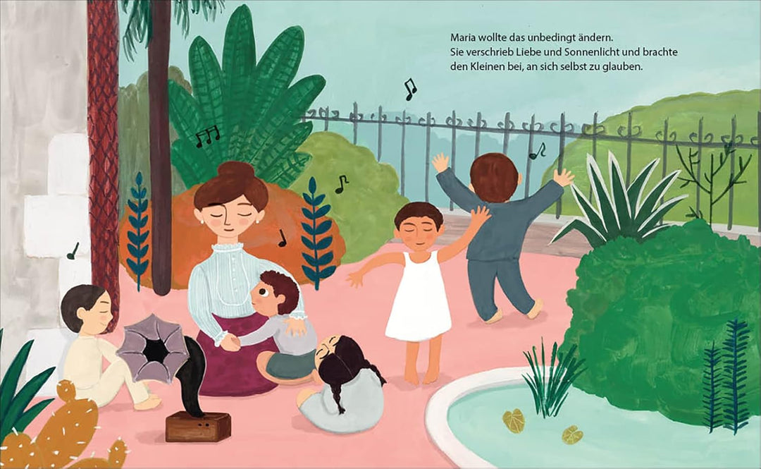 Maria Montessori sitzt mit einer Gruppe von Kindern im Grünen. Die Kinder beobachten Pflanzen und Tiere und entdecken gemeinsam die Natur.