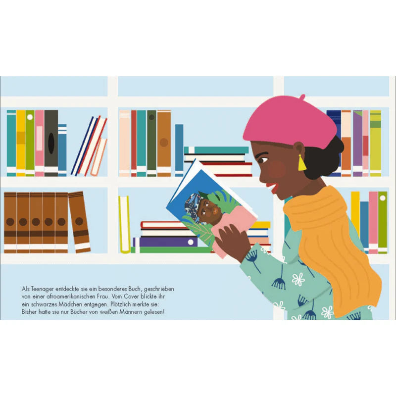 Amanda Gorman steht mit pinkem Mütze und gelber Jacke in einer Bibliothek und liest in einem Buch. Im Hintergrund sind volle Bücherregale zu sehen.