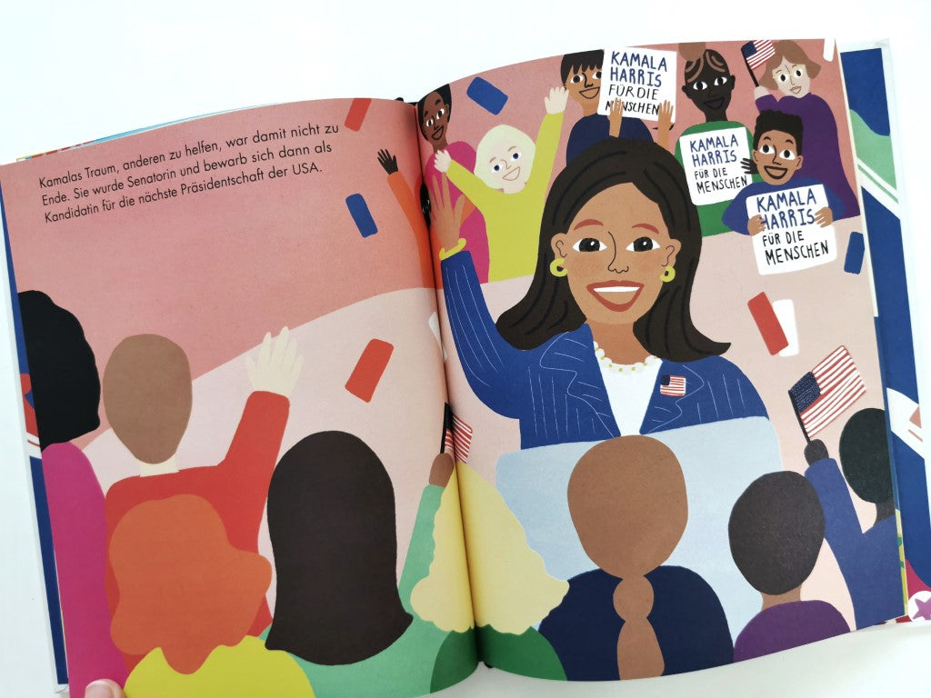 Illustration aus dem Bilderbuch über "Kamala Harris" zeigt Kamala beim Wahlkampf. Menschen jubeln und halten Schilder in die Luft.