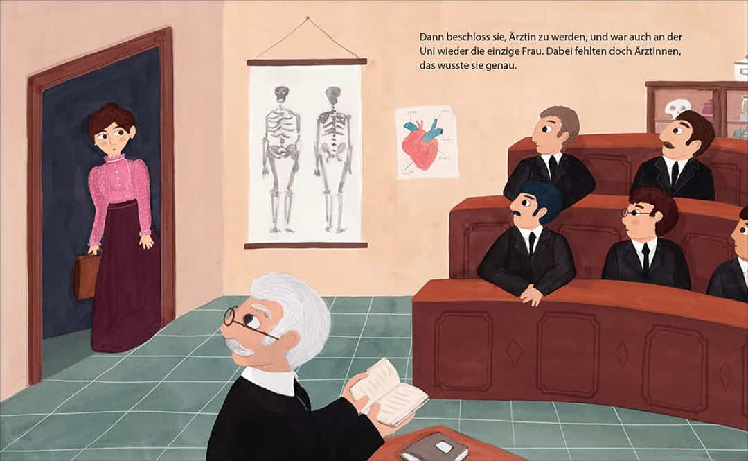 Maria Montessori betritt mit einer Aktentasche einen Hörsaal, in dem ausschließlich männliche Studenten sitzen. An der Wand hängen Zeichnungen eines Skeletts und eines Herzens.