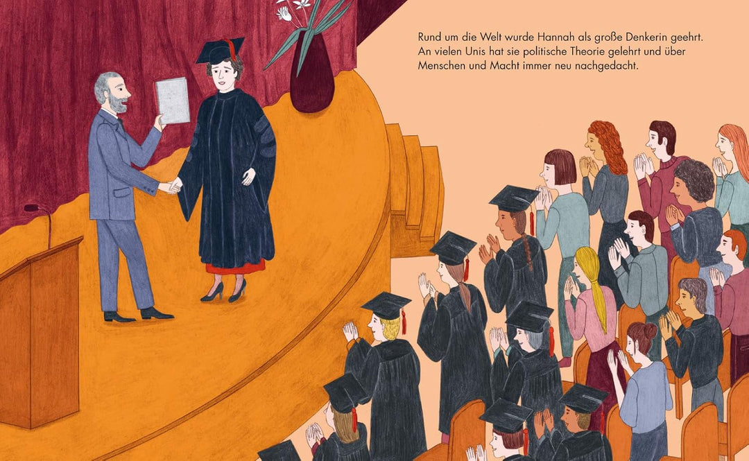 Im Buch zur Hannah Arendt Biografie steht Hannah auf einer Bühne und spricht vor großem Publikum über wichtige gesellschaftliche Fragen.