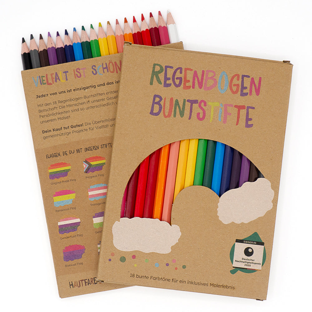 Geöffnete Verpackung der Regenbogen-Buntstifte. Auf der Rückseite der Verpackung sind Pride-Flaggen abgebildet.