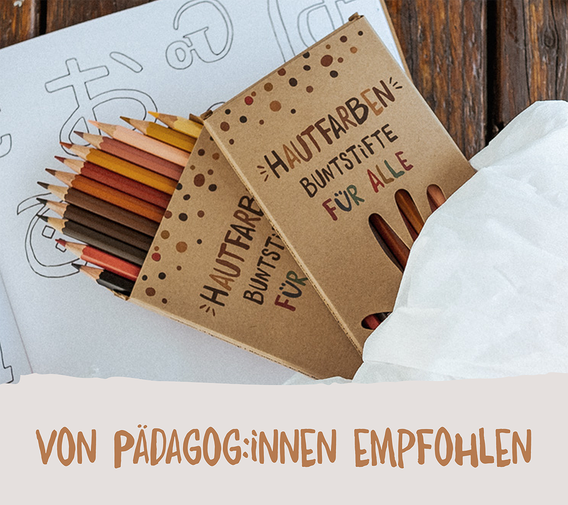 Zwei Packungen der Hautfarben-Buntstifte liegen auf einem Blatt Papier. Die Stifte sind von Pädagog:innen empfohlen.