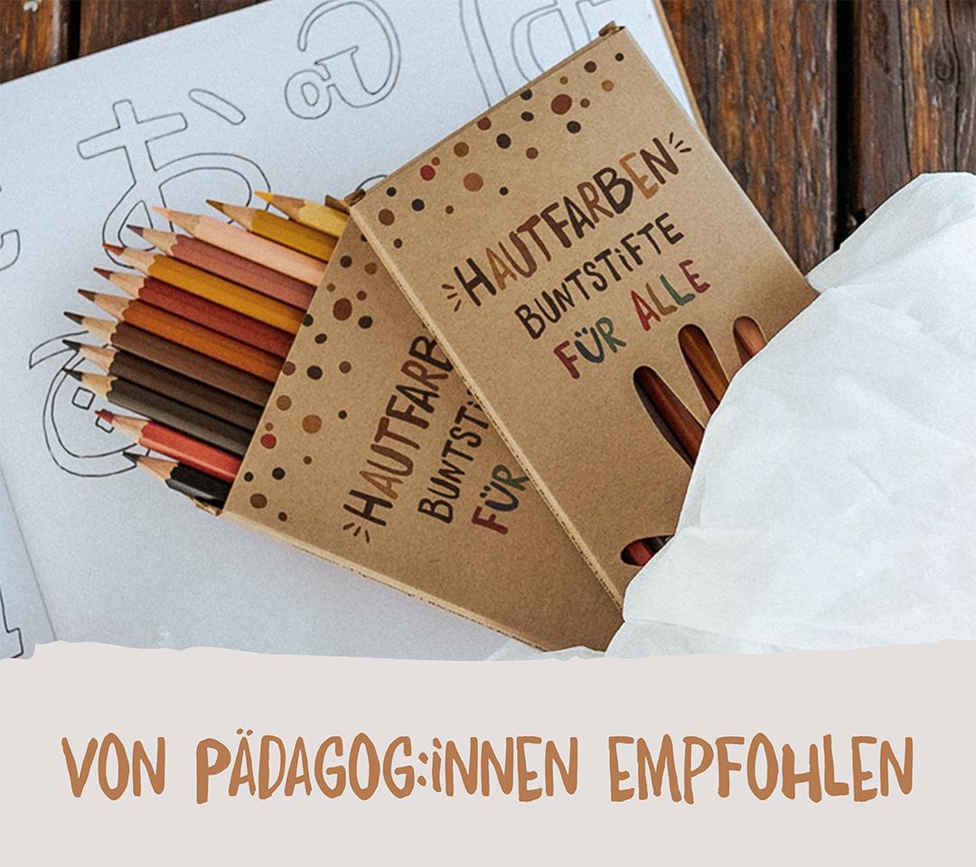 Zwei Packungen der Hautfarben-Buntstifte liegen auf einem Blatt Papier. Die Stifte sind von Pädagog:innen empfohlen.