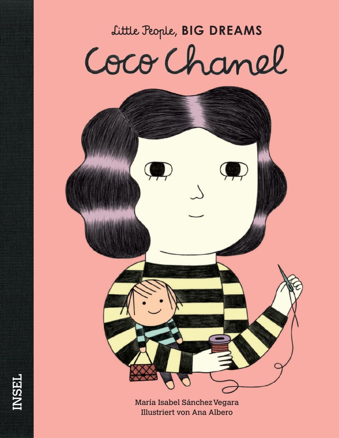 Biografie über Coco Chanel zeigt Coco mit einem gestreiften Pullover und einer Puppe und Nähnadel in der Hand.