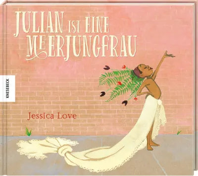 Cover des Bilderbuchs "Julian ist eine Meerjungfrau". Die Illustration zeigt einen Jungen, der ein gelbes Tuch und Farnblätter als Verkleidung trägt.