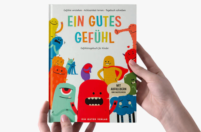 Kind hält das Buch „Ein gutes Gefühl“ – Gefühlstagebuch für Kinder zur Förderung emotionaler Entwicklung.