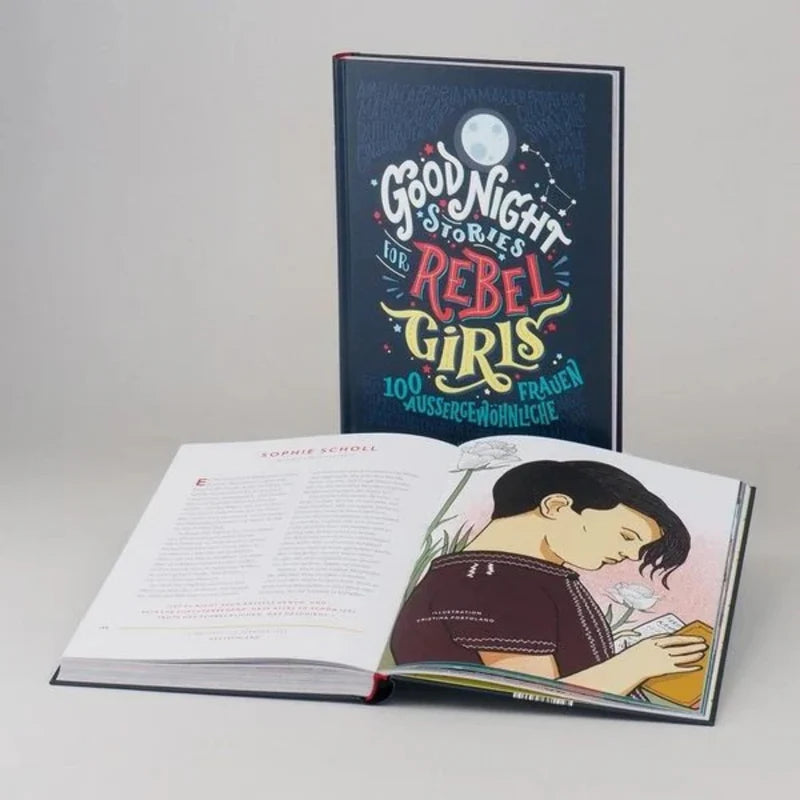 Aufgeschlagenes Kinderbuch "Good Night Stories for Rebel Girls" mit Geschichten über mutige Frauen für starke Kinder. Zu sehen ist eine Illustration von Sophie Scholl.