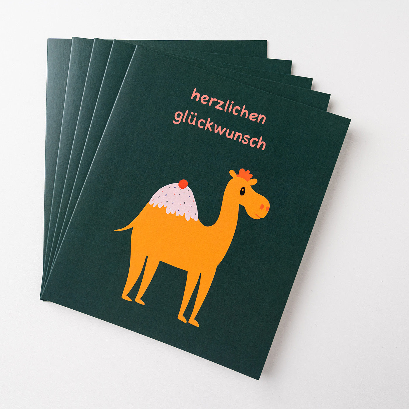 Set mehrerer Grußkarten mit Dromedar für Kinder mit der Aufschrift "Herzlichen Glückwunsch" als Ergänzung für Geschenke.