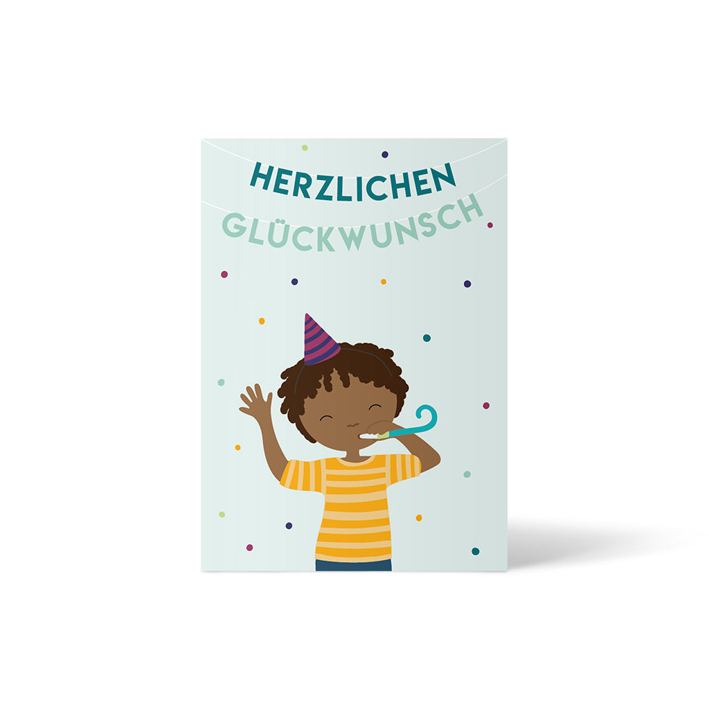 Grußkarte mit Illustration von einem schwarzen Kind mit Hut und Tröte. Darüber ist der Schriftzug "Herzlichen Glückwunsch" zu sehen.