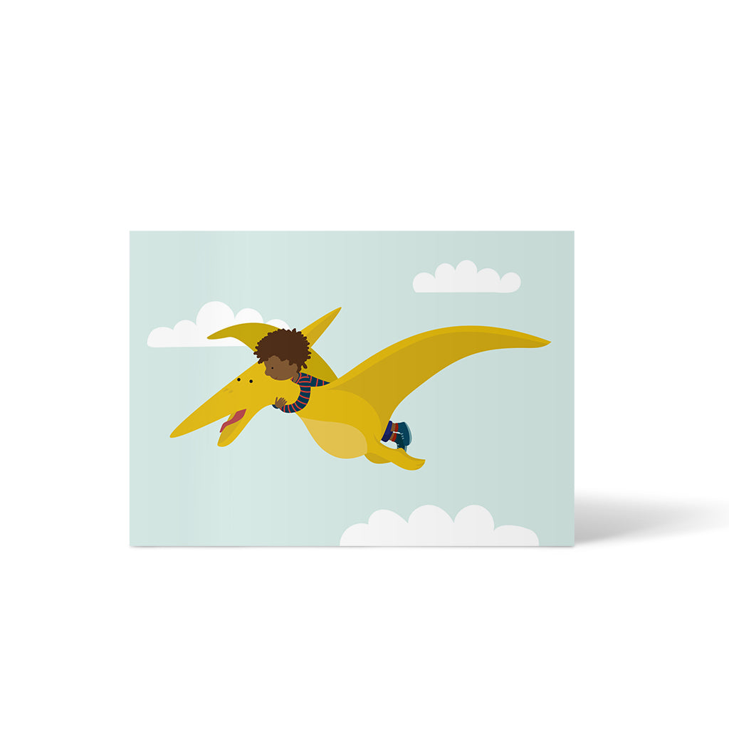 Grußkarte mit Tiermotiv aus dem Kinderkarten-Set. Illustriert wird ein Kind, das auf einem gelben Flugsaurier über den Wolken reitet.