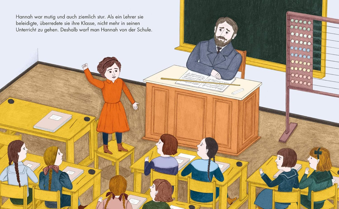 Hannah Arendt steht im Klassenzimmer auf einem Stuhl und hält eine Rede vor ihren Mitschülerinnen. Diese Szene zeigt einen Moment aus der Hannah Arendt Biografie, in dem sie sich mutig gegen Ungerechtigkeit in der Schule einsetzt.
