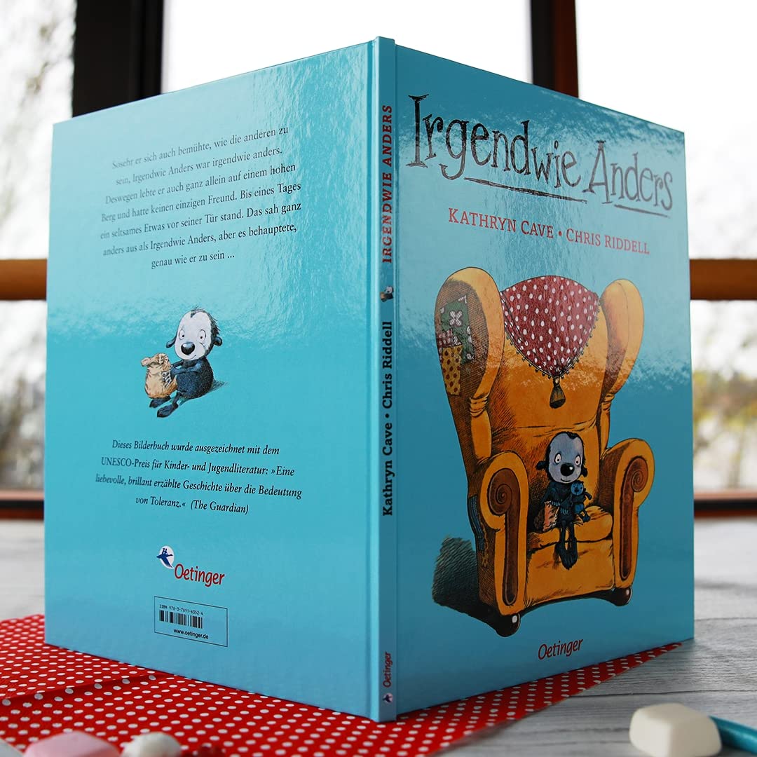 Das aufgeklappte Buch "Irgendwie Anders" als Hardcover. Zu sehen sind die Vorder- und Rückseite des Kinderbuchs.