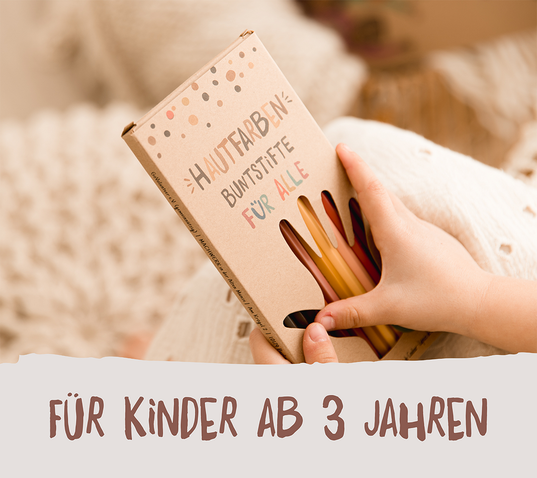 Kind hält eine Packung der Hautfarben-Buntstifte in der Hand. Geeignet für Kinder ab 3 Jahren.