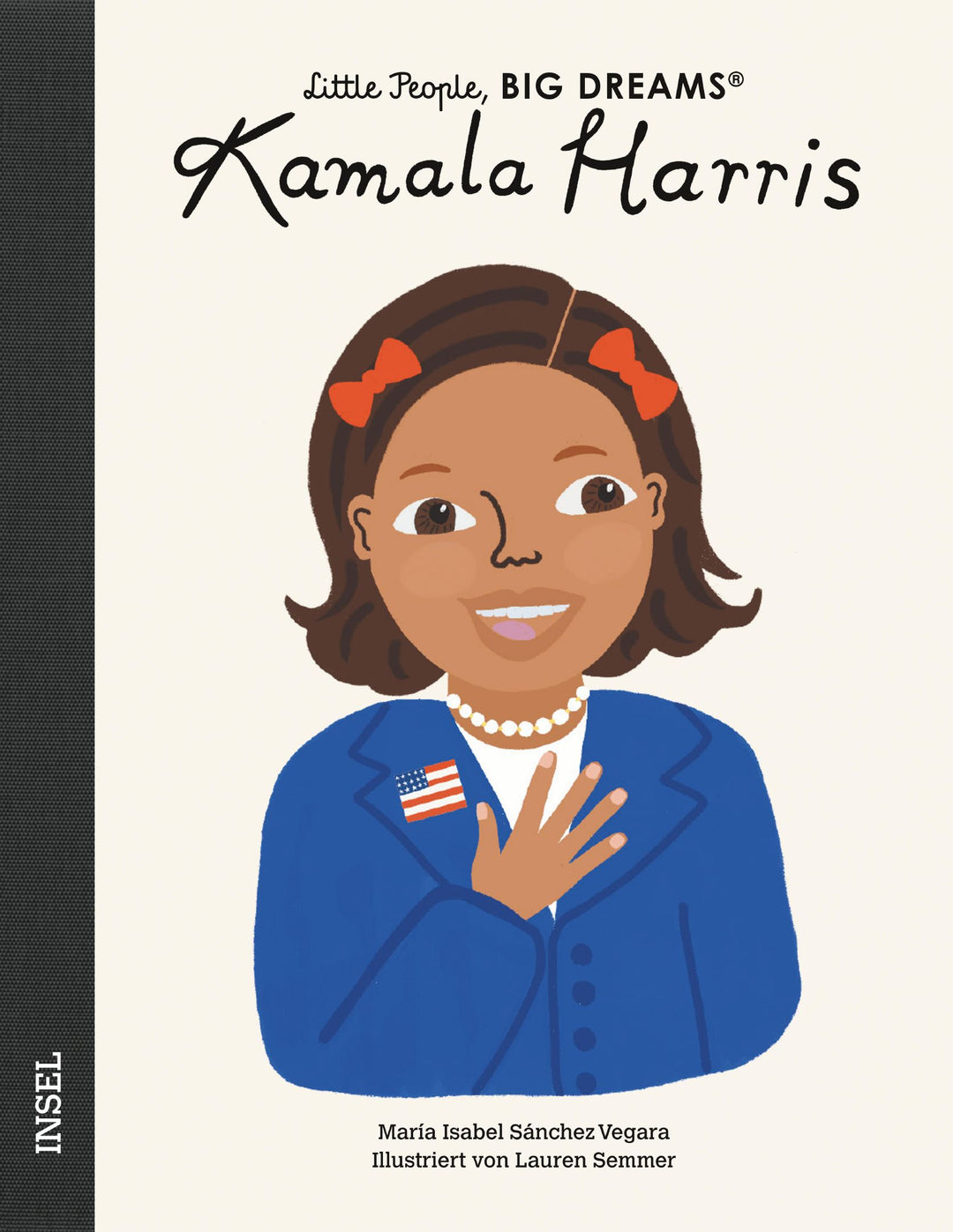 Cover des Kinderbuchs "Kamala Harris". Die Illustration zeigt Kamala Harris, die ein blaues Jacket mit einem Pin der US-Flagge trägt. Sie legt die Hand auf die Brust und lächelt.