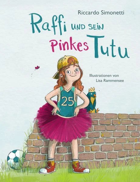 Buchcover von "Raffi und sein pinkes Tutu". Die Illustration zeigt einen Jungen mit langen Haaren, Trikot und pinkem Tutu.