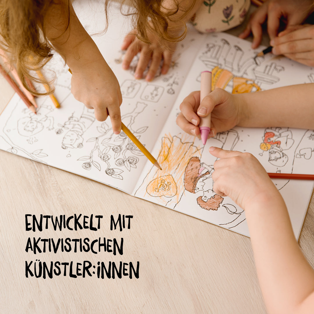 Kind malt in einem Malbuch für alle verschiedene Portraits aus. Malbuch wurde entwickelt mit aktivistischen Künstlerinnen, fördert Vielfalt und Kreativität.