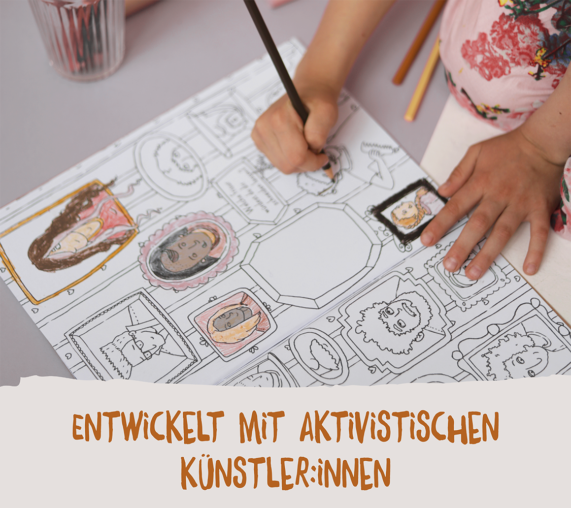 Kind malt in einem Malbuch für alle verschiedene Portraits aus. Malbuch wurde entwickelt mit aktivistischen Künstlerinnen, fördert Vielfalt und Kreativität.