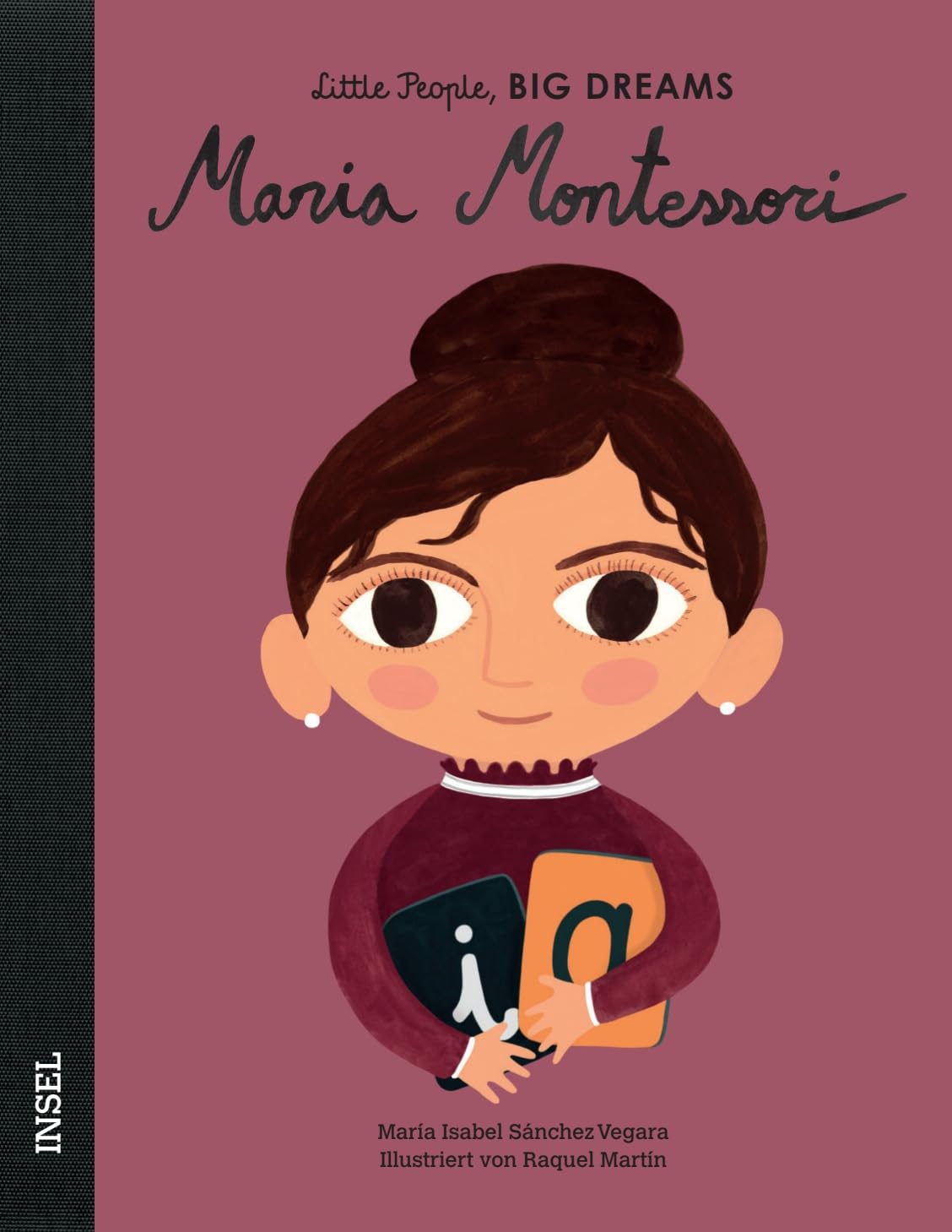 Cover des Buches „Maria Montessori – Little People, BIG DREAMS“. Zu sehen ist eine Illustration von Maria Montessori mit dunklen Haaren, einem Buch und einem Schreibtischglobus vor bordeauxrotem Hintergrund.