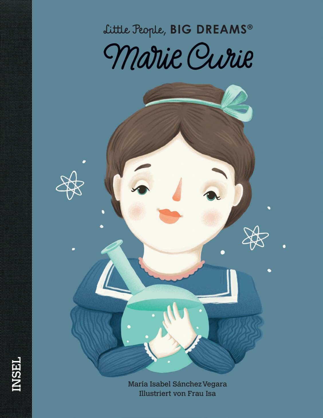 Cover mit gezeichneter Marie Curie in blauer Kleidung, die einen runden Kolben im Arm hält. Im Hintergrund schweben stilisierte Atome auf blauem Grund.