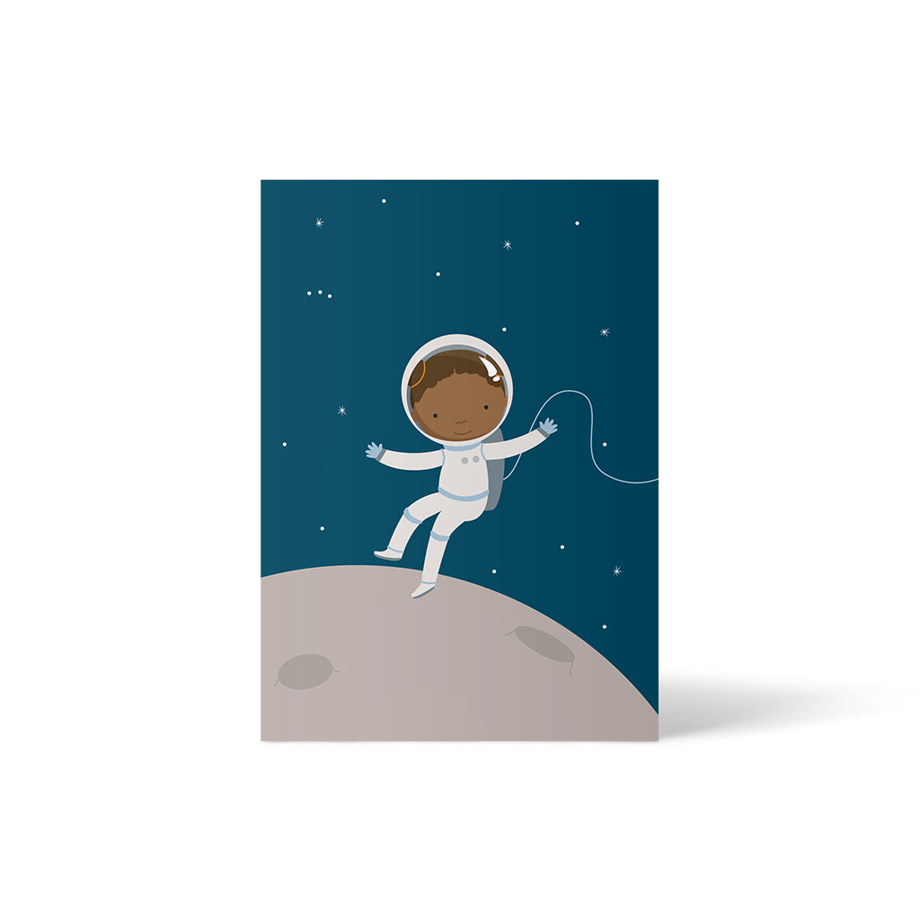 Auf der Grußkarte wird ein Mädchen in einem Astronautenanzug illustriert. Sie steht auf dem Mond und hinter ihr ist der Sternenhimmel zu sehen.