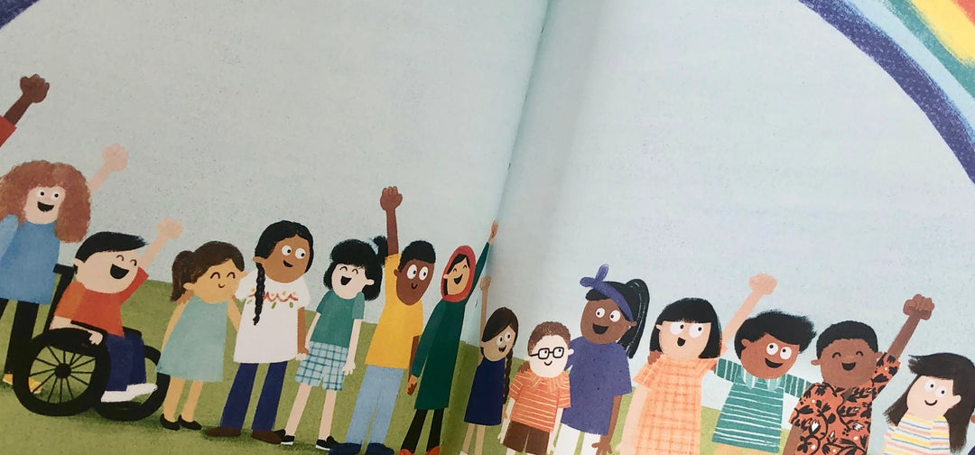 Doppelseite aus dem "Nelson Mandela" Kinderbuch mit der Illustration einer Gruppe fröhlicher Kinder aus verschiedenen Kulturen, die unter einem Regenbogen stehen.