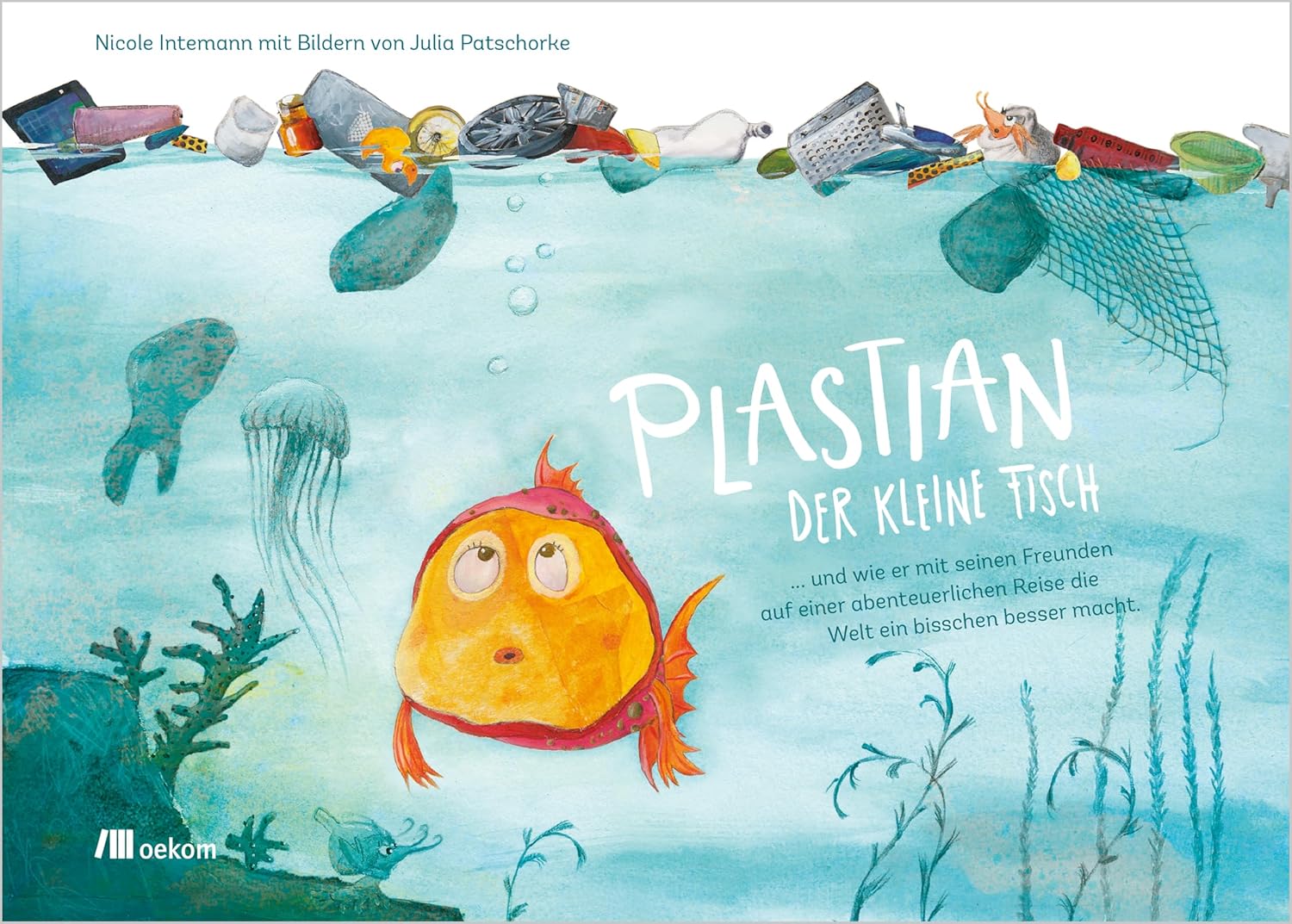 Cover des Kinderbuchs "Plastian der kleine Fisch". Ein kleiner Fisch schwimmt im Meer, über ihm treiben Plastikmüll und Netze.