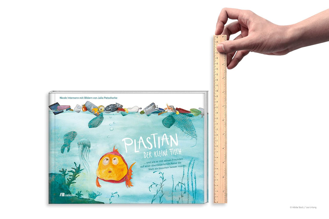 Produktfoto des Kinderbuchs "Plastian der kleine Fisch" mit Lineal als Größenvergleich. Bilderbuch über Plastikmüll und Umweltschutz im Meer.