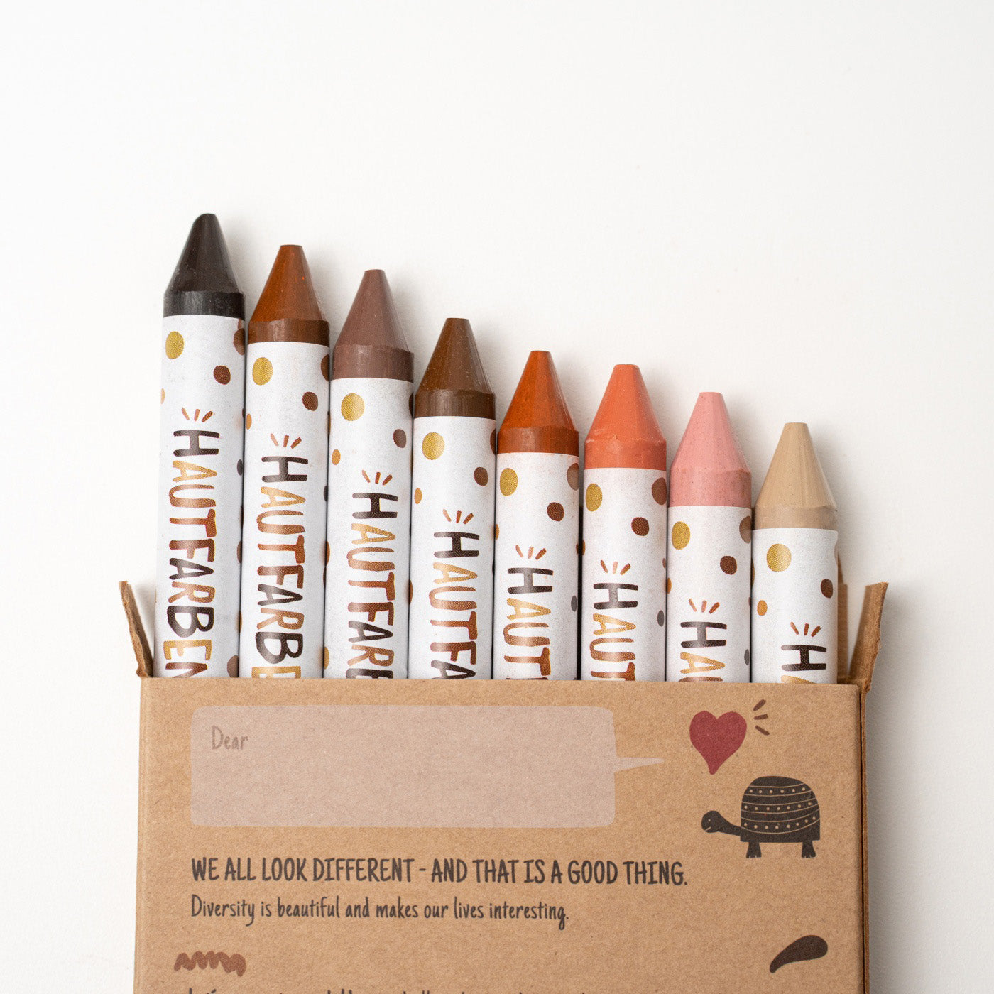 Rückseite der geschlossenen Packung Wachsmalstifte englische Edition Skin Tones Colors for everyone mit 8 Stiften