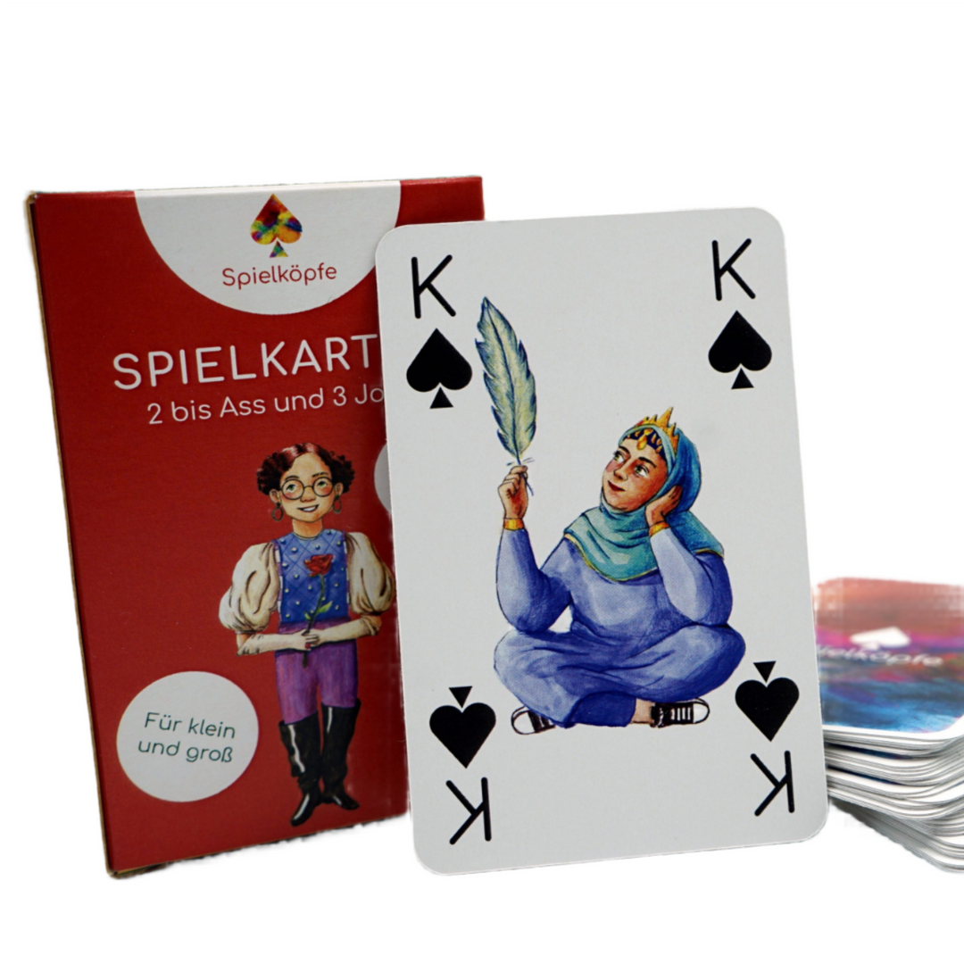 Spielkarten-Set von "Spielköpfe" mit divers gestalteten Karten. Gezeigt wird eine Spielkarte mit der Illustration einer Frau im blauen Gewand.