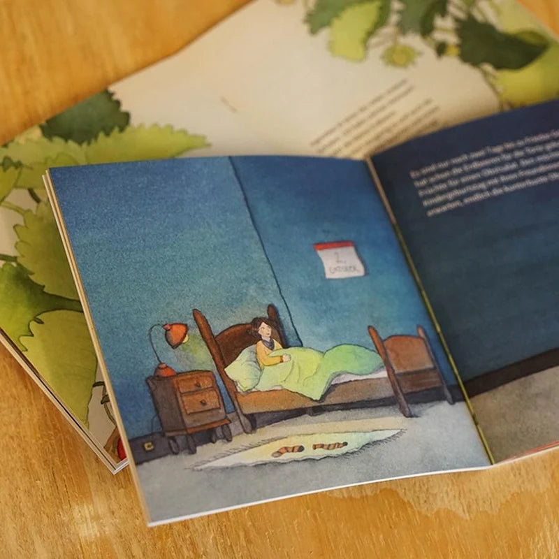 Innenansicht aus dem Kinderbuch "Warum Früchte Heimweh haben" mit der Illustration eines Kindes im Bett, neben Nachttisch und Lampe und einem Kalenderblatt an der Wand.