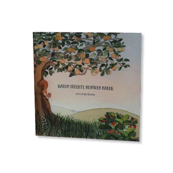 Cover des Kinderbuchs "Warum Früchte Heimweh haben" von Linda Dierke: Illustration mit Apfelbaum, Eichhörnchen und Erdbeerpflanze in einer idyllischen Landschaft.