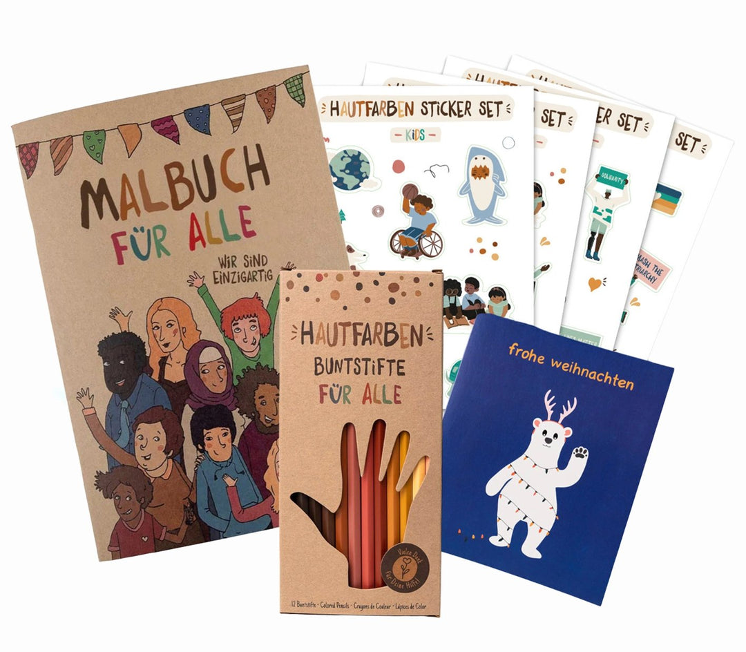 Weihnachtsgeschenk Set von Hautfarben. Auf weißem Hintergrund sind die Hautfarben Sticker, das Malbuch für alle, die Hautfarben Buntstifte und eine Weihnachtskarte mit Eisbärmotiv zu sehen. 